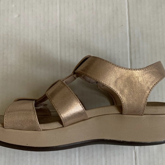 Vionic Tami gold Metallic Platform Wedge Sandals 8 - Picture 5 of 11